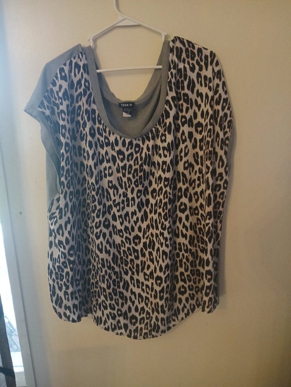 Torrid women's white and black leopard print blouse Size 3